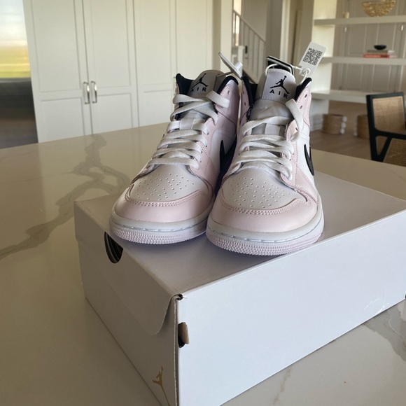 Wmns Air Jordan 1 Mid (BNIB) - Picture 6 of 9